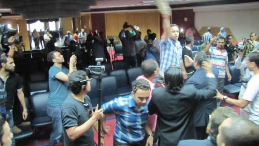 تشابك بالأيدي بمؤتمر العمالة غير المنتظمة بالصحفيين